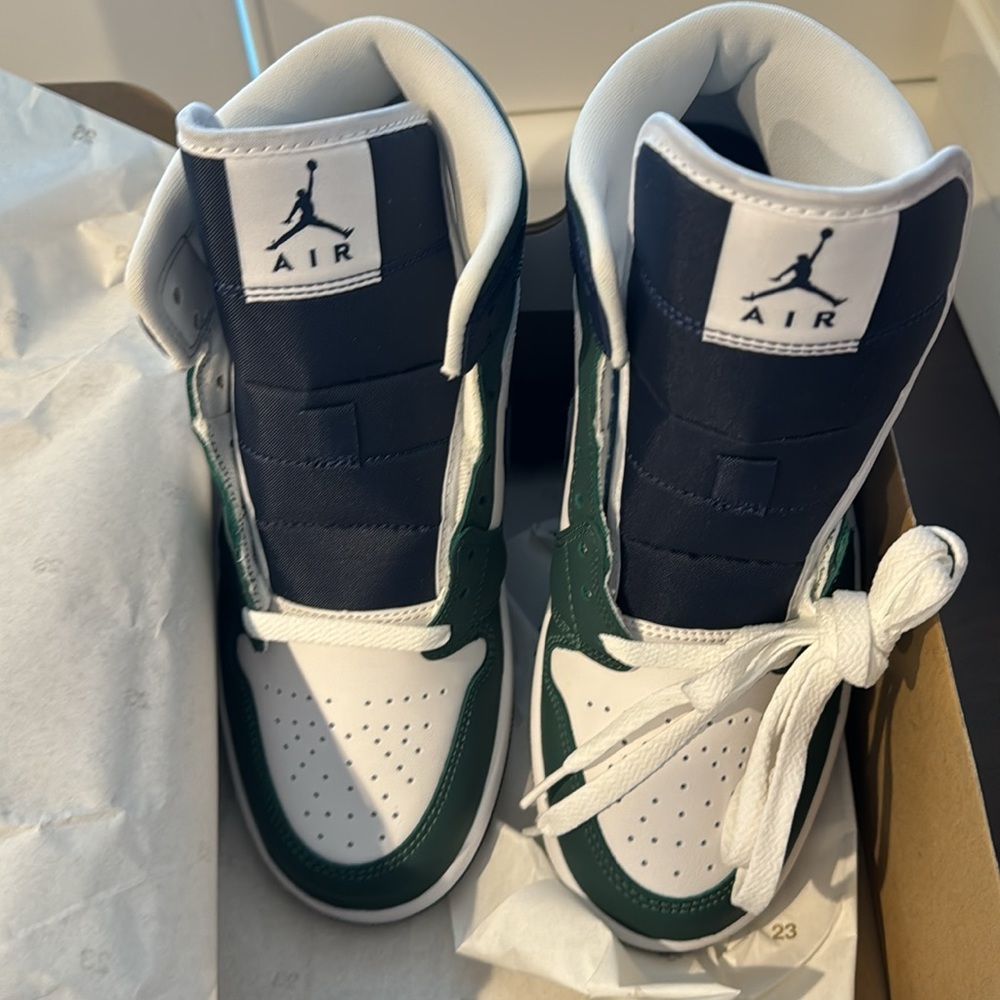 Womens NIKE JORDAN - Picture 4 of 7